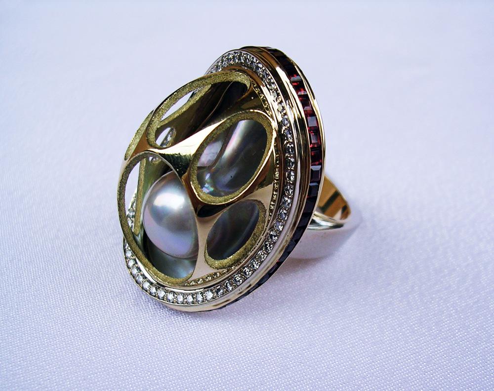 Перстень «Ранок». 2008. Золото, перламутр, гранати, діаманти, лиття, випилювання